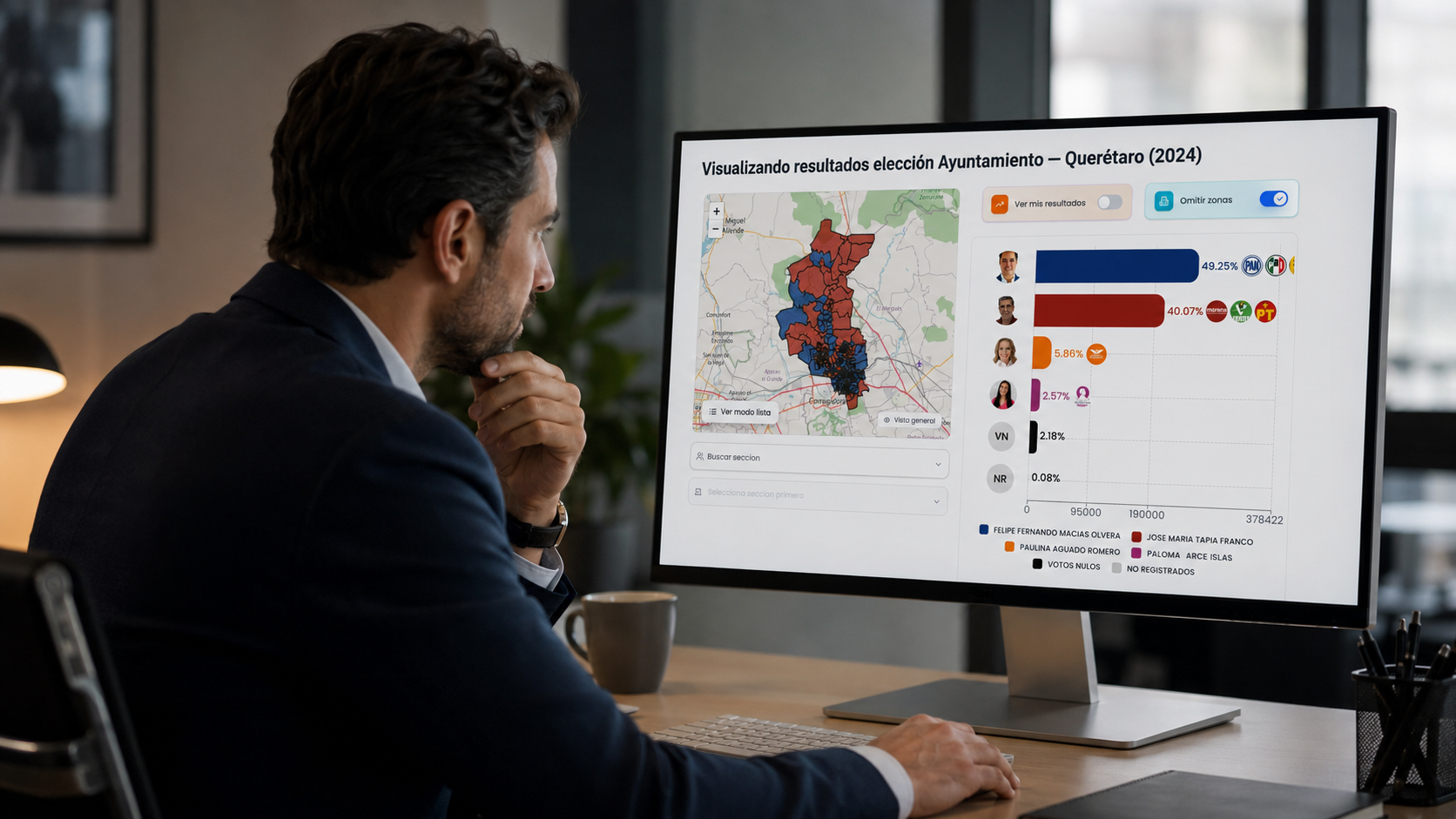 Consultor político analizando información electoral en una computadora